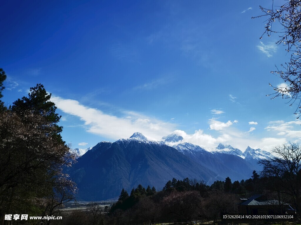 晴空远山自然风景