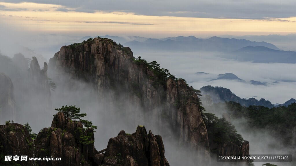 高山云海晨光美景