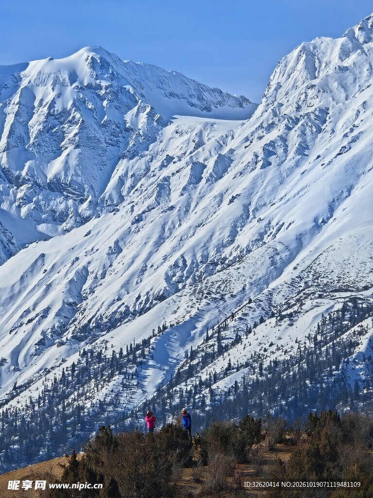 蓝天下的巍峨雪山