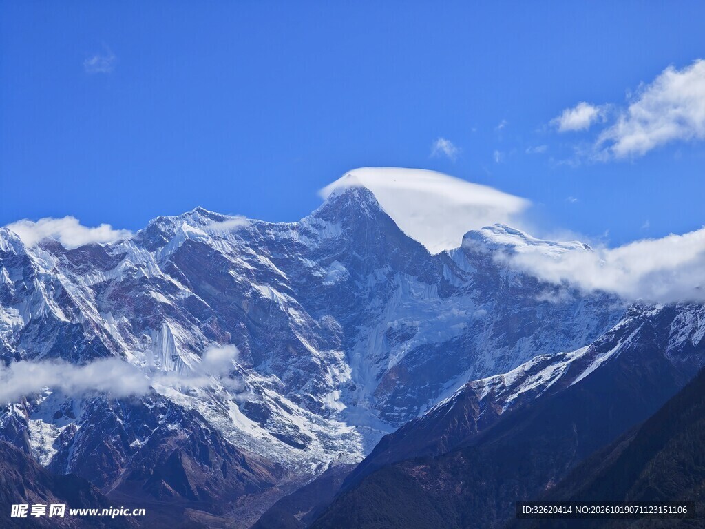 蓝天下的雪山盛景
