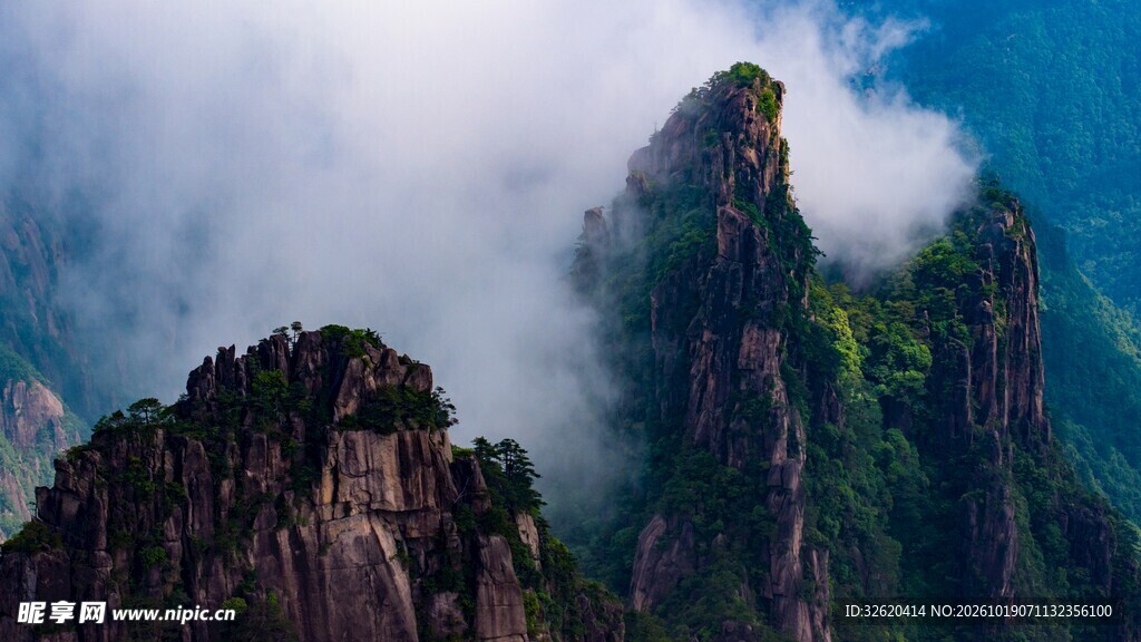 云雾缭绕奇峰胜景