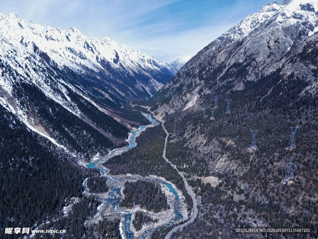 雪山下蜿蜒河谷风光