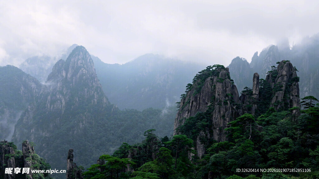 雾绕青山奇峰盛景
