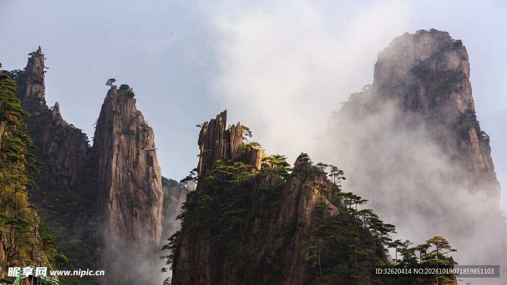 云雾缭绕奇峰山景