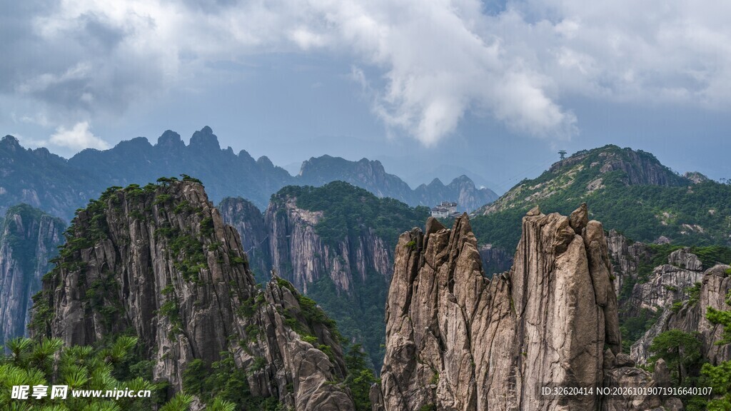奇峰山峦云天风光