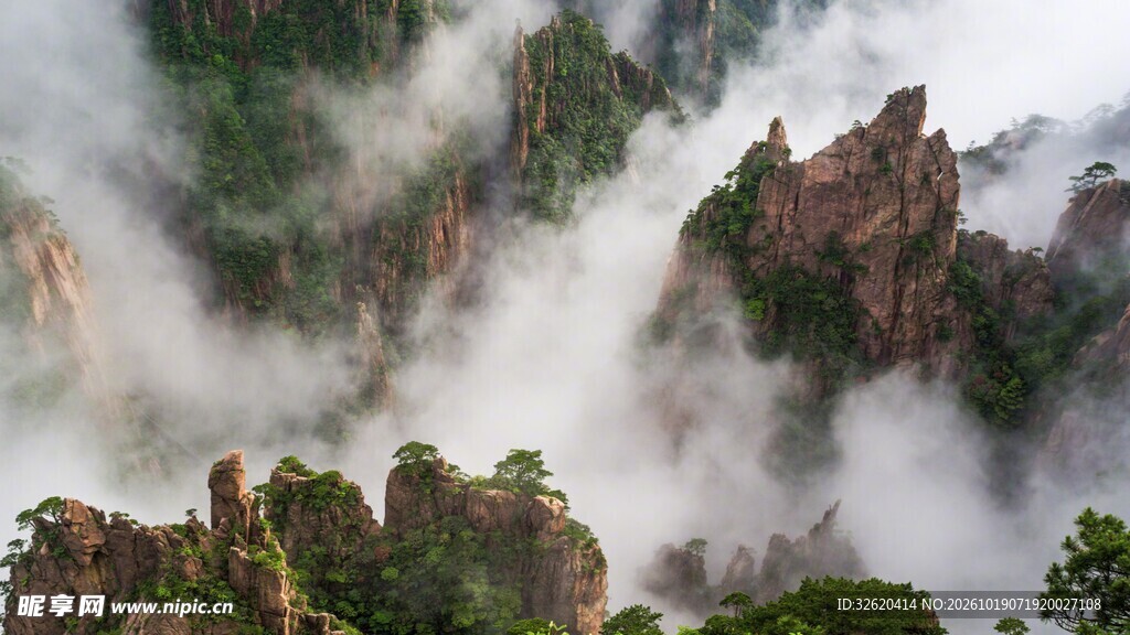 云雾缭绕山间奇峰