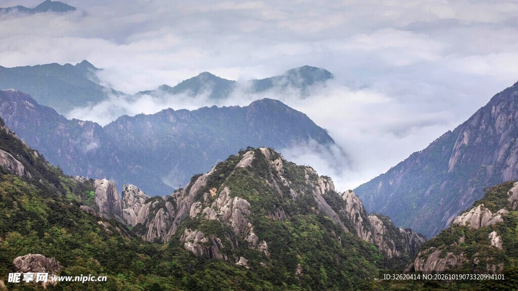 云雾缭绕层叠山景