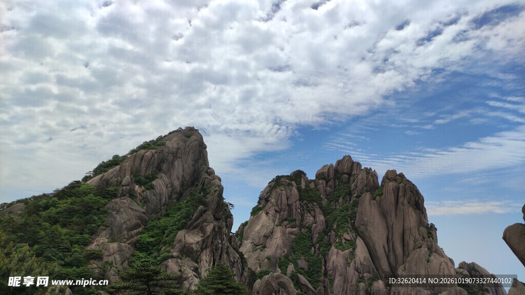 奇峰山峦云天自然风光