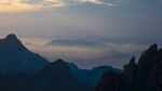 暮色层叠山峦风光
