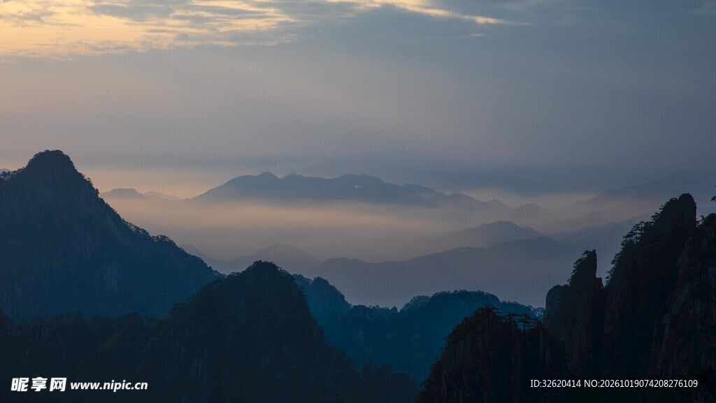 暮色层叠山峦风光