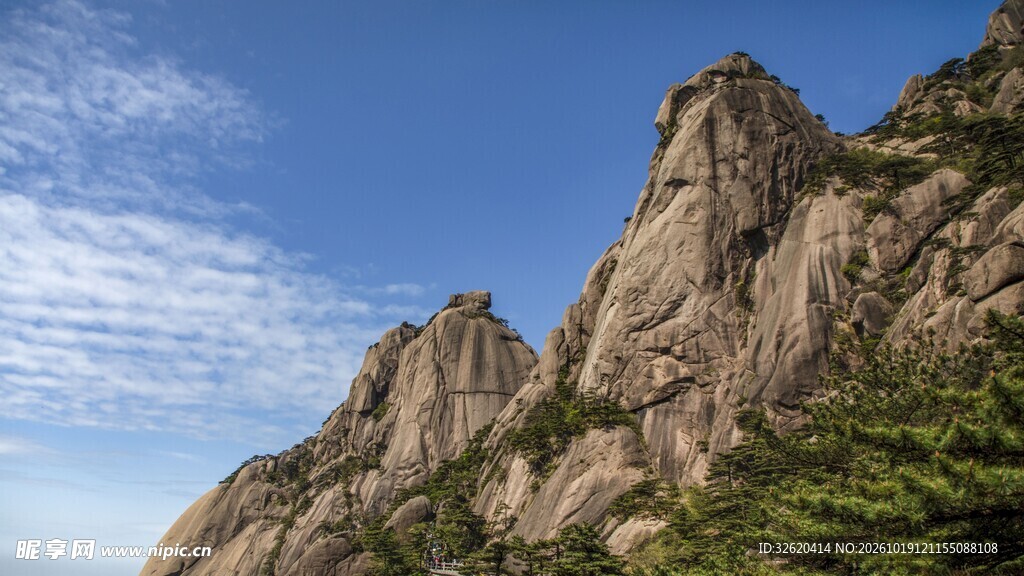 蓝天下的陡峭山岩风光