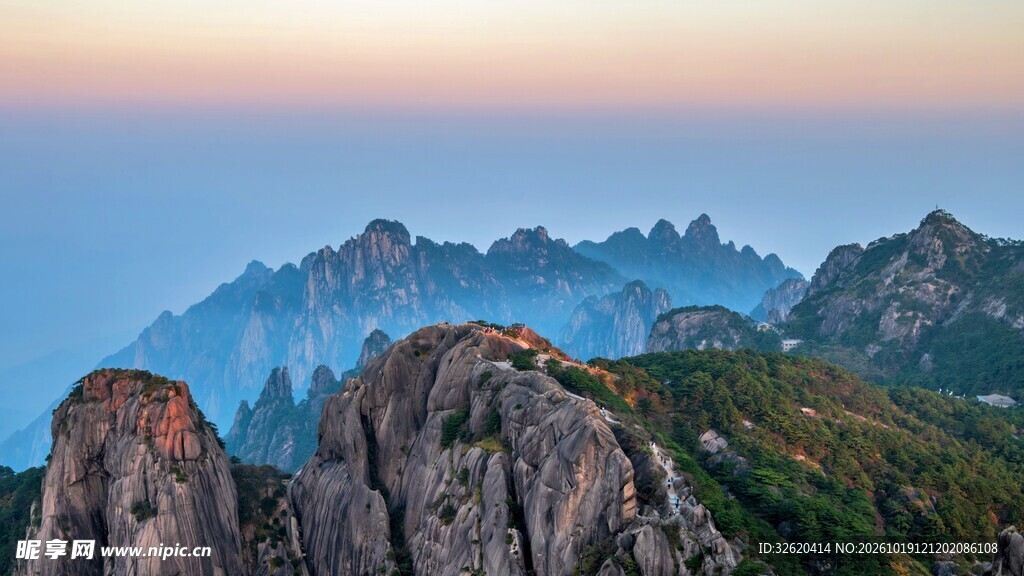 晨昏山峦自然风光