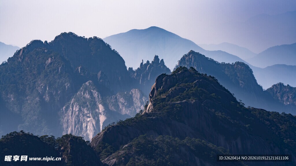 雾色层叠山峦远景