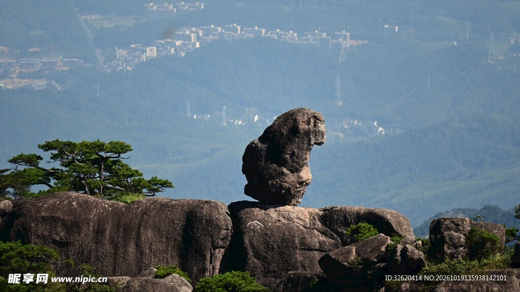 山顶奇石自然风光