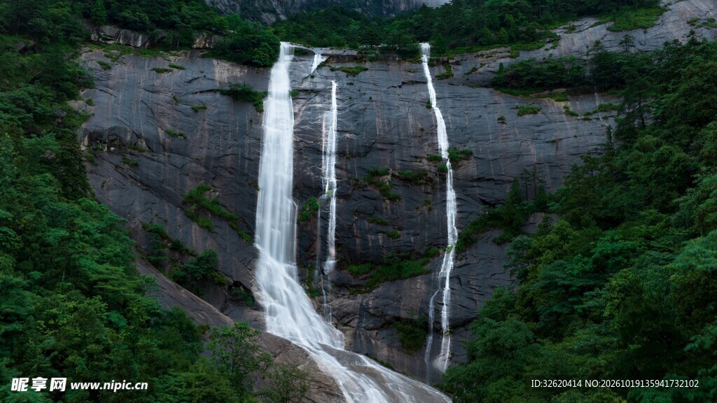山林飞瀑自然景观