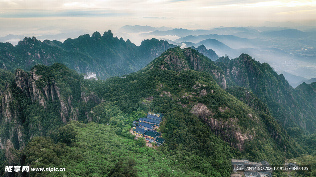 连绵青山自然风光