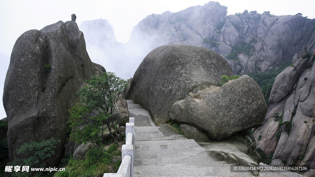 山间巨石步道风光