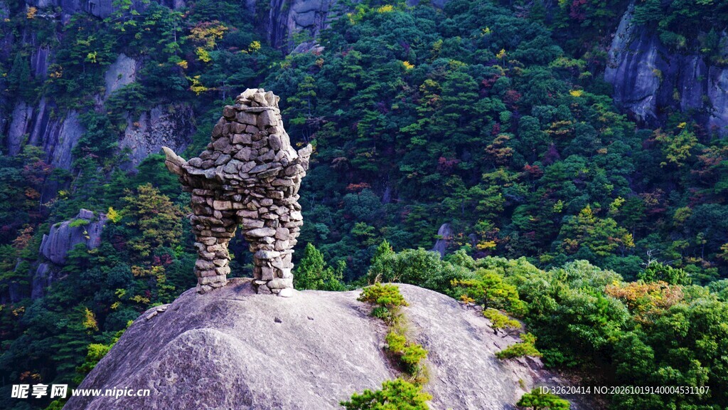 山间奇石自然景观