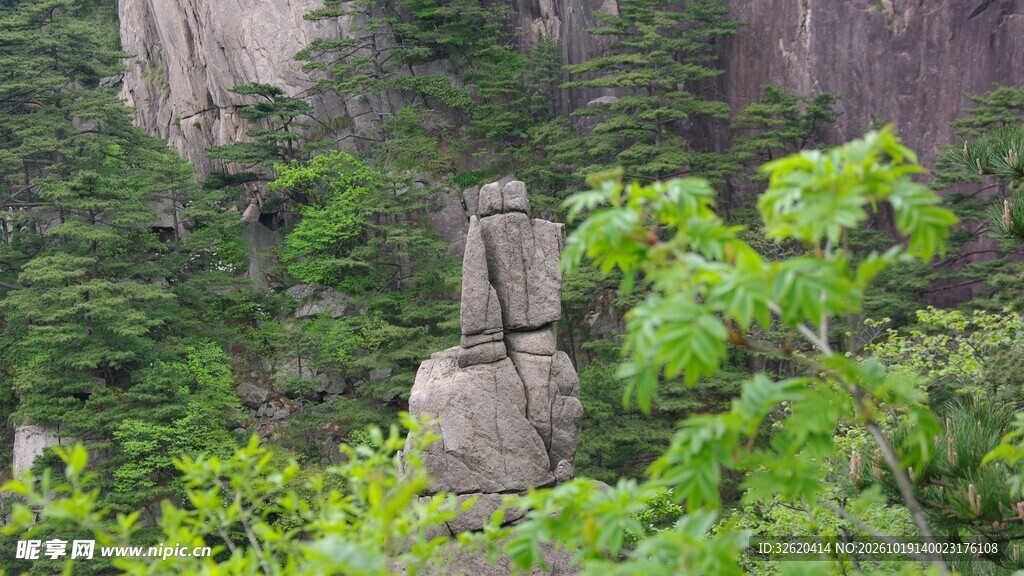 山林间的小石塔