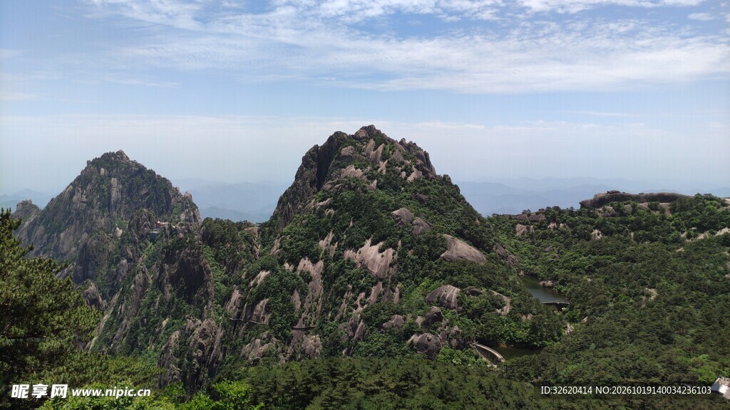 山野双峰自然风光