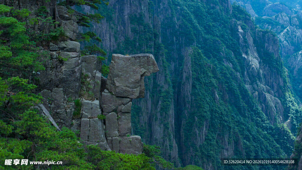 青山峭壁松石风光