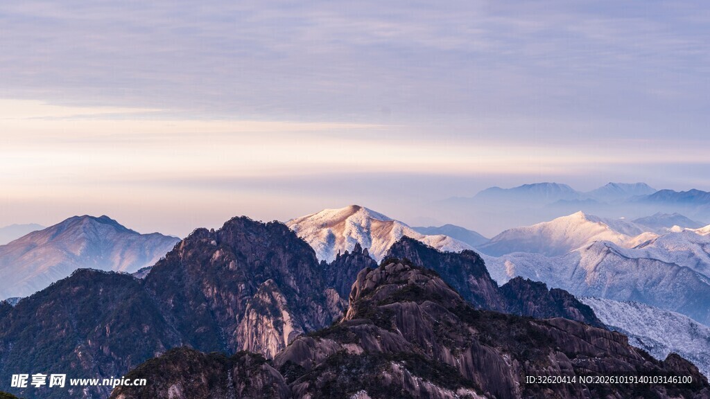 晨光下的层叠山峦