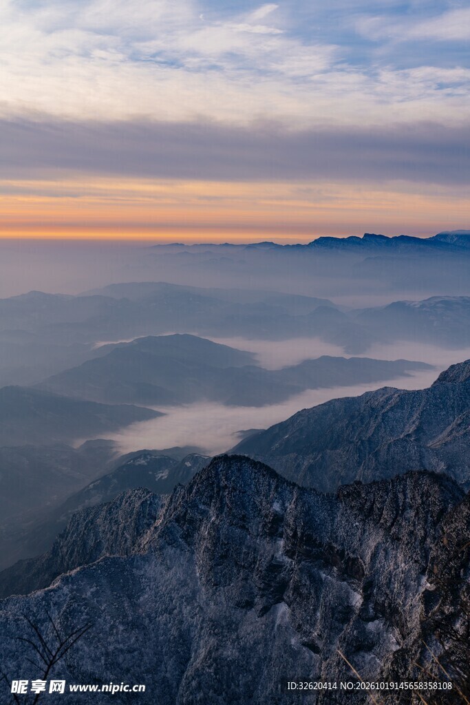 高山云海晨光盛景