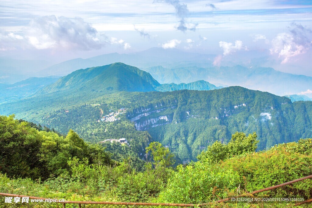 青绿山野自然风光