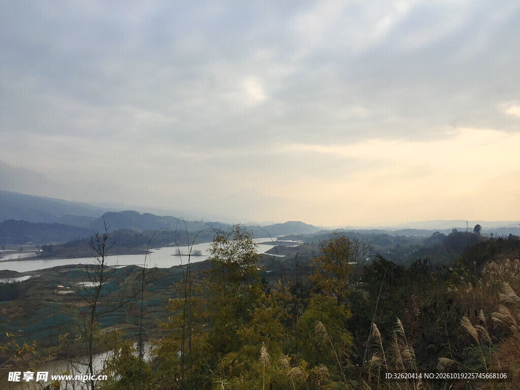 黄昏山野湖景风光