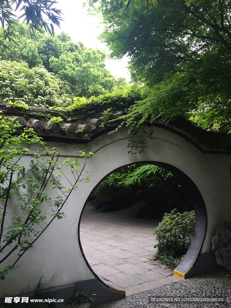 古典园林月洞门景观