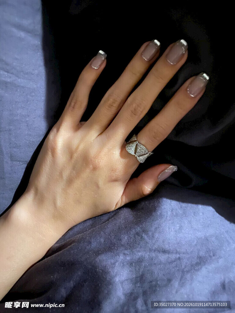 戴戒指的手部特写
