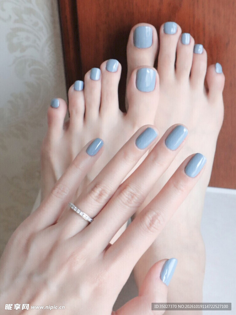 淡蓝美甲美足特写