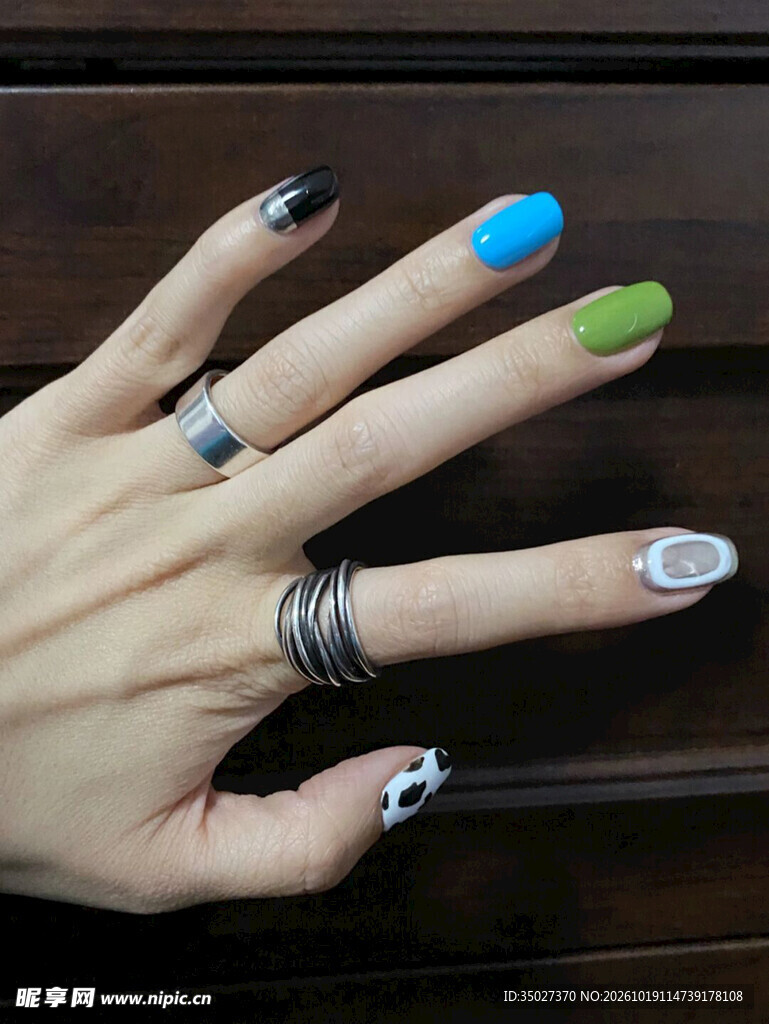个性撞色美甲手部特写
