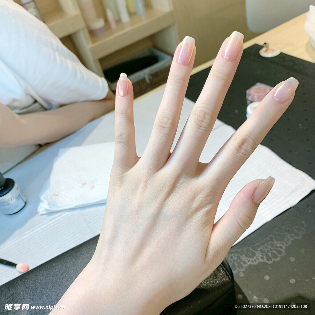 裸色美甲手部特写