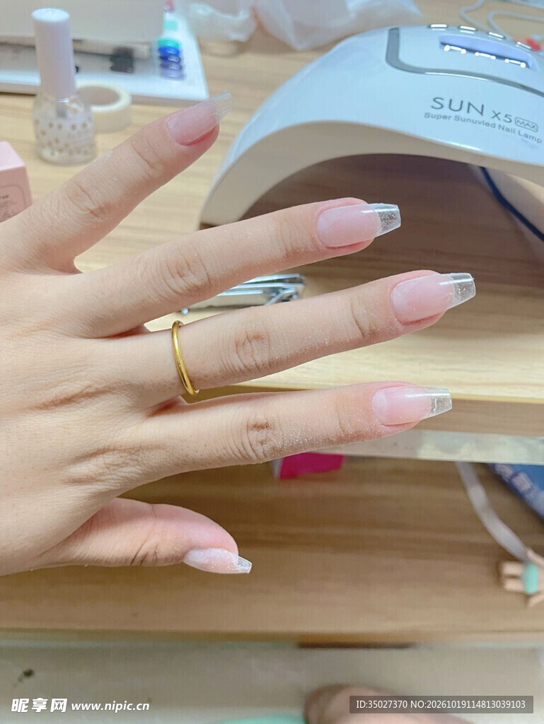 精致美甲手部特写