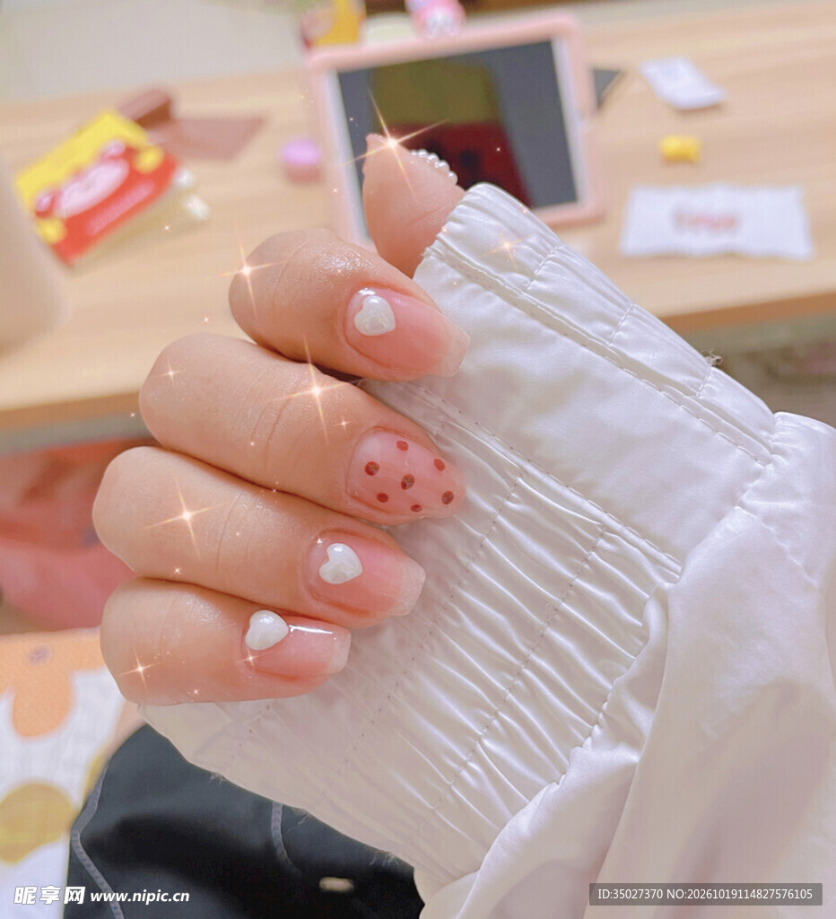 甜美草莓美甲展示