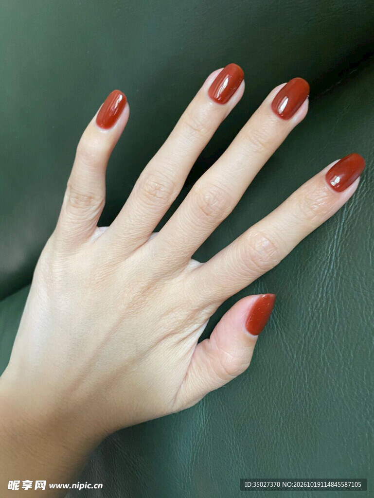 红色纯色美甲手部特写