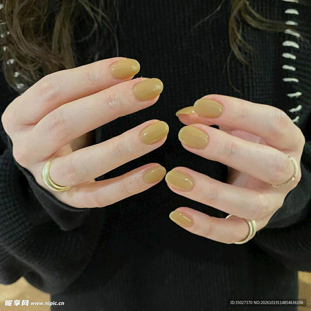 金色美甲手部特写