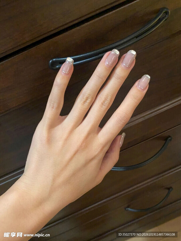 手准备拉开抽屉