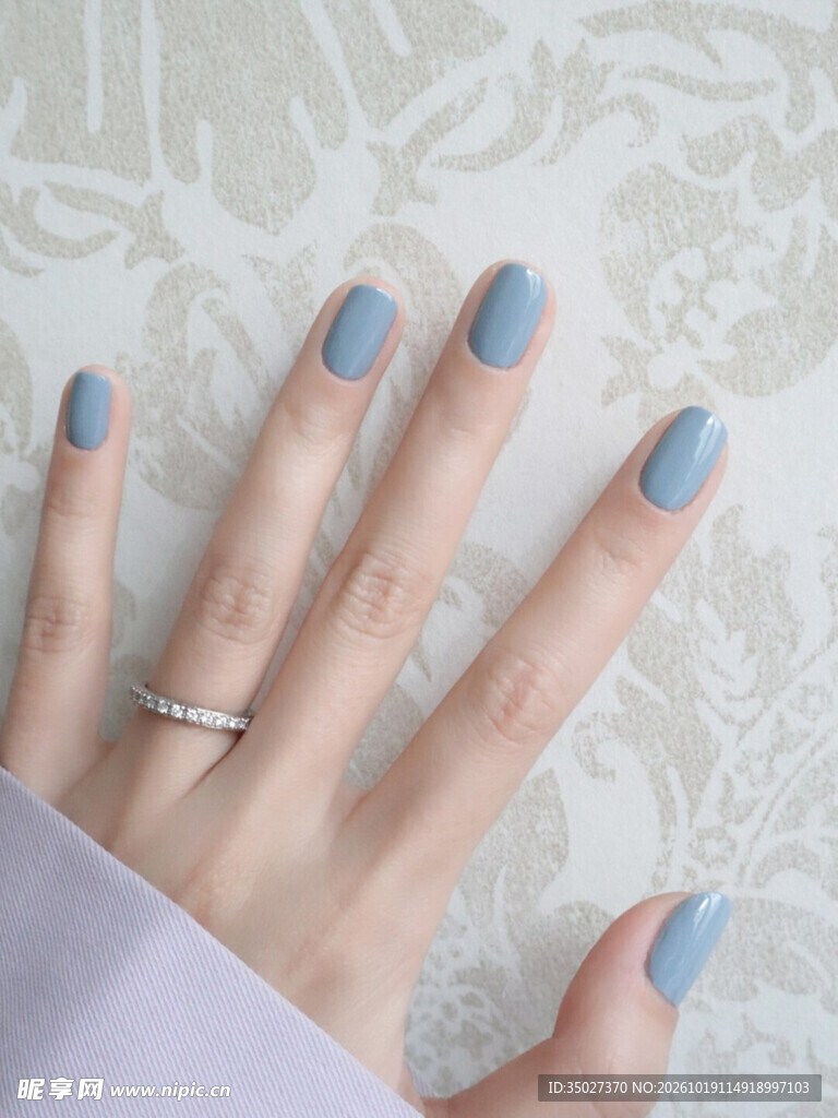 雾霾蓝美甲手部特写