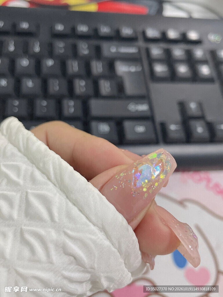 手指钻戒与办公键盘