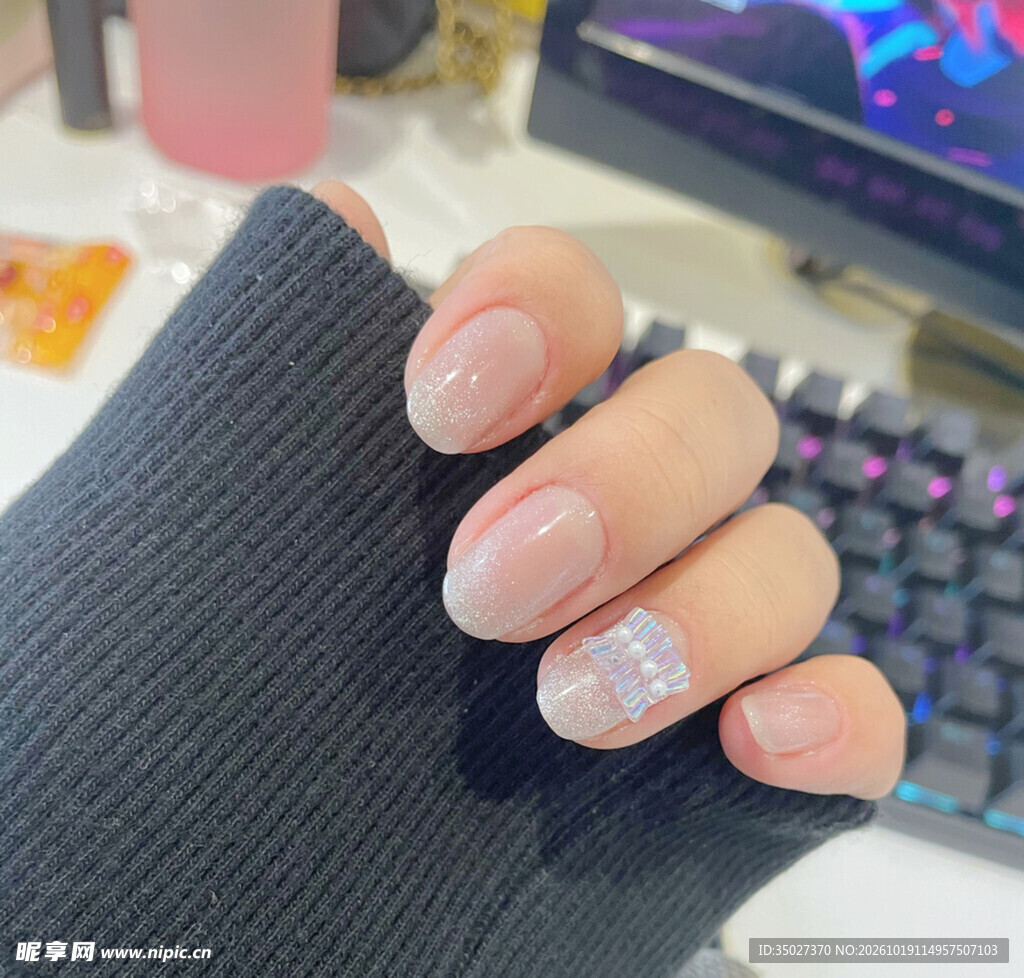 裸色碎钻美甲实拍