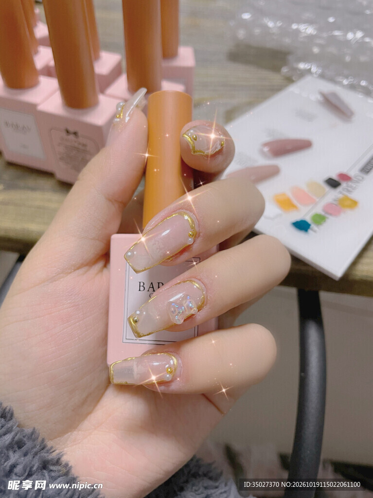 精致美甲手持甲油展示
