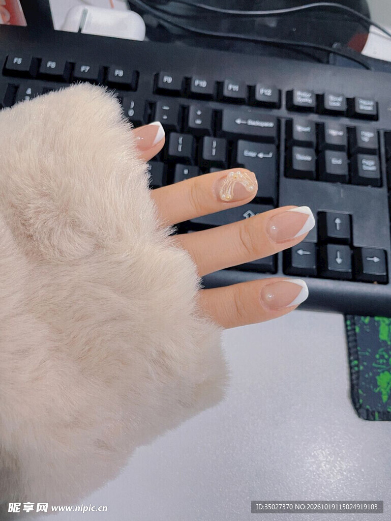 毛绒手套办公手部特写