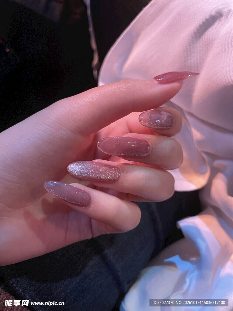 氛围感渐变美甲特写