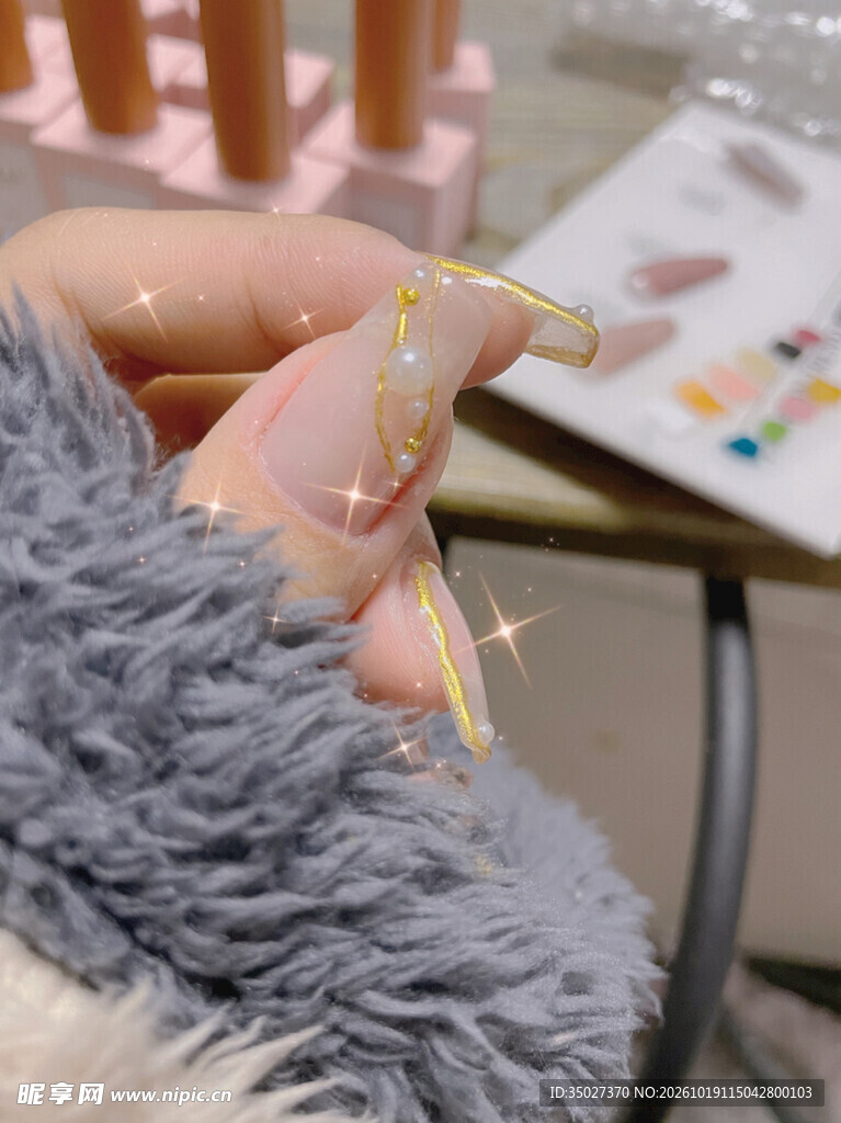 精致美甲手部特写