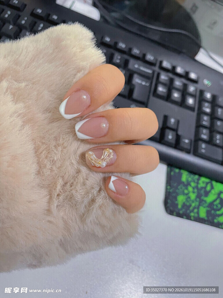 法式美甲手部特写