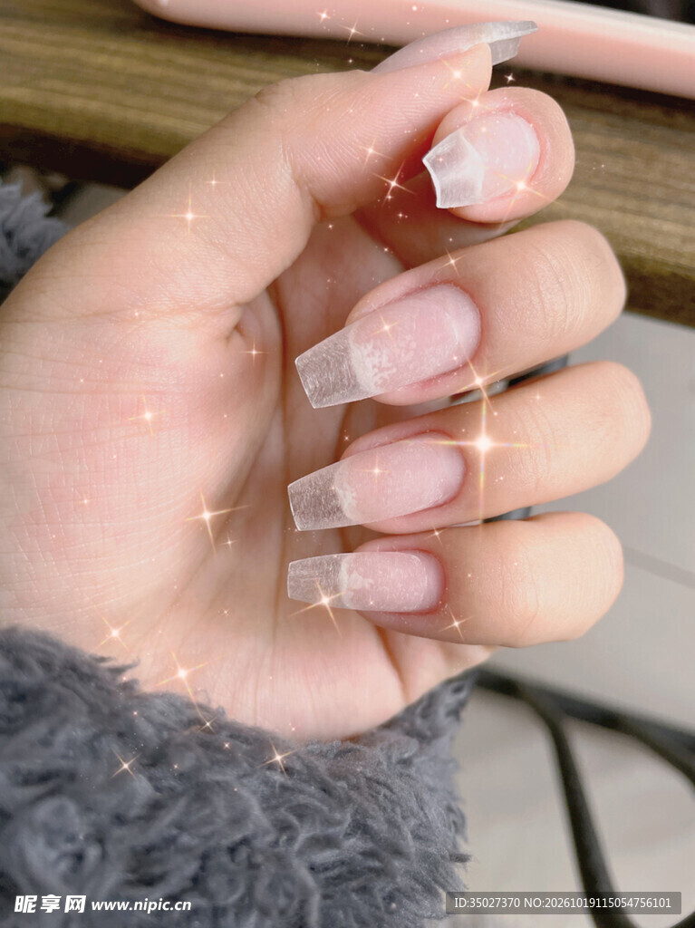 精致裸色延长美甲