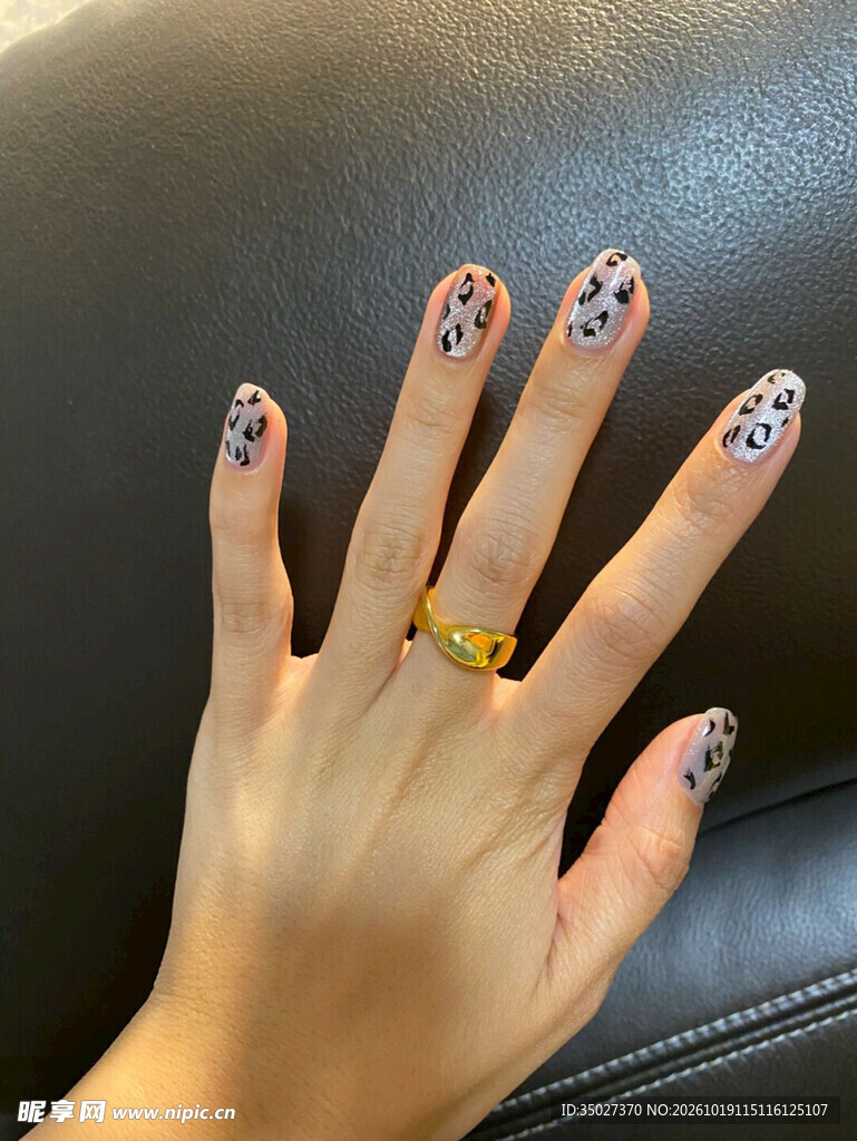 豹纹美甲手部特写