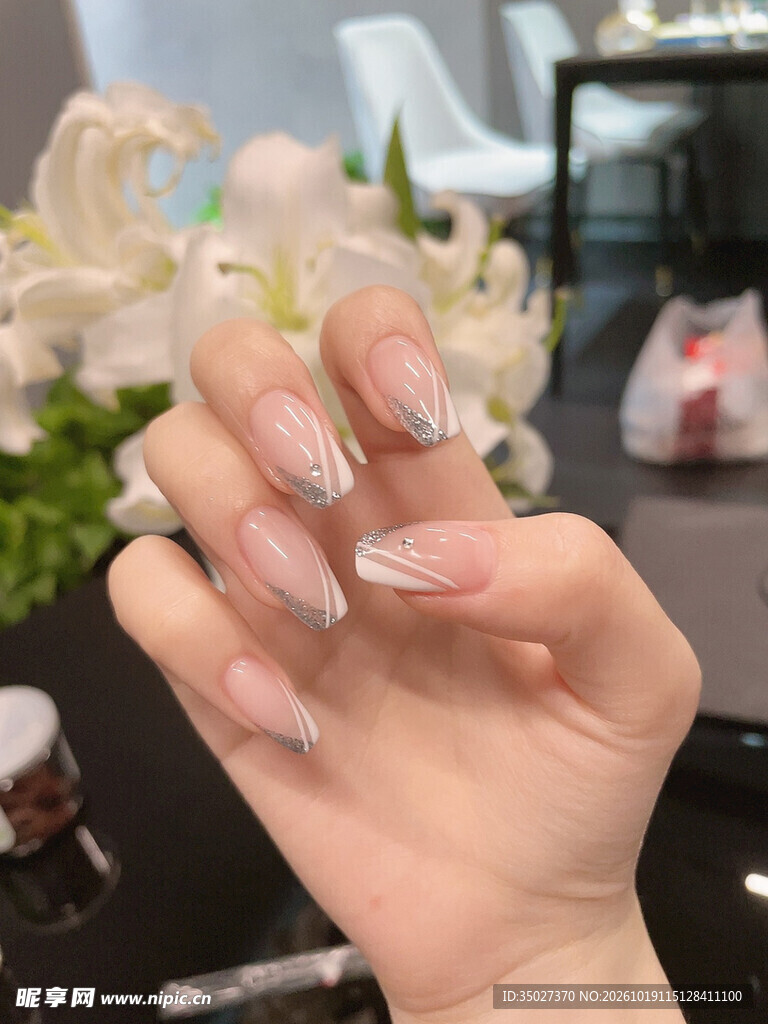 精致裸色渐变美甲